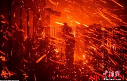 美加州山火又肆虐:数十房屋烧毁 300万户轮流断电