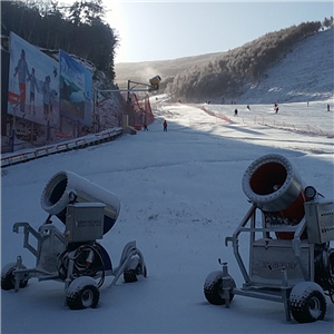 滑雪場滑雪運動 造雪機采用材料好-- 河南科懷機械設備有限公司